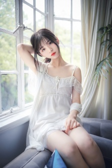 掀起礼服后摆挺入